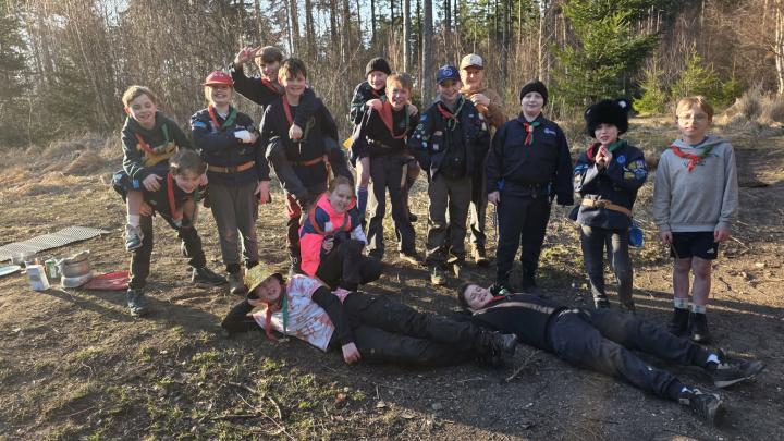 En stor gruppe juniorspejdere